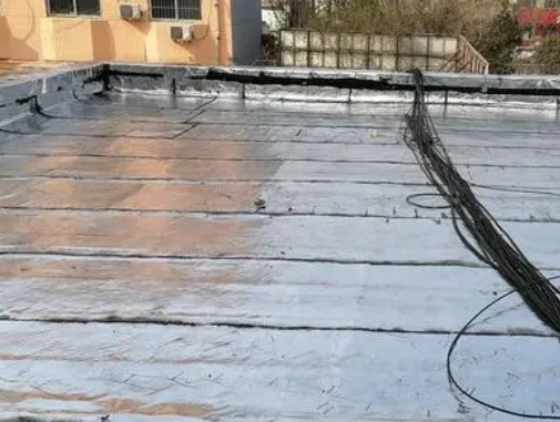 宝清卫生间漏水维修公司分享下宝清屋面楼顶防水刚性防水层施工要点。